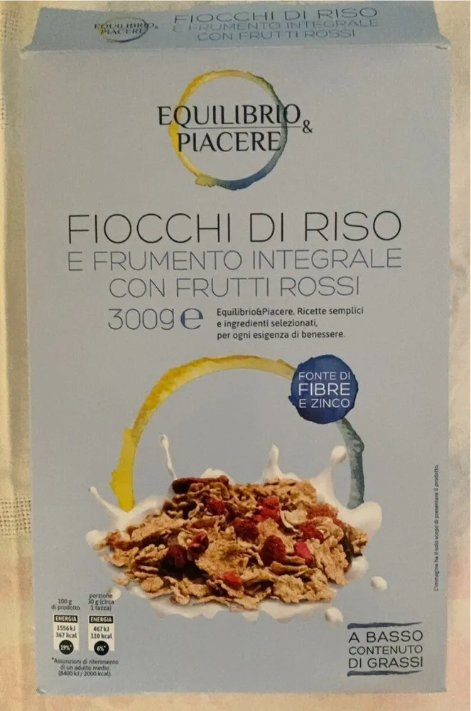 Fiocchi di riso e frumento integrale con frutti rossi