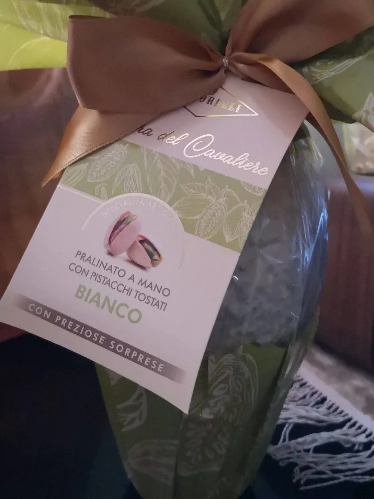 Uovo di Pasqua bianco Pralinato a mano con pistacchi tostati