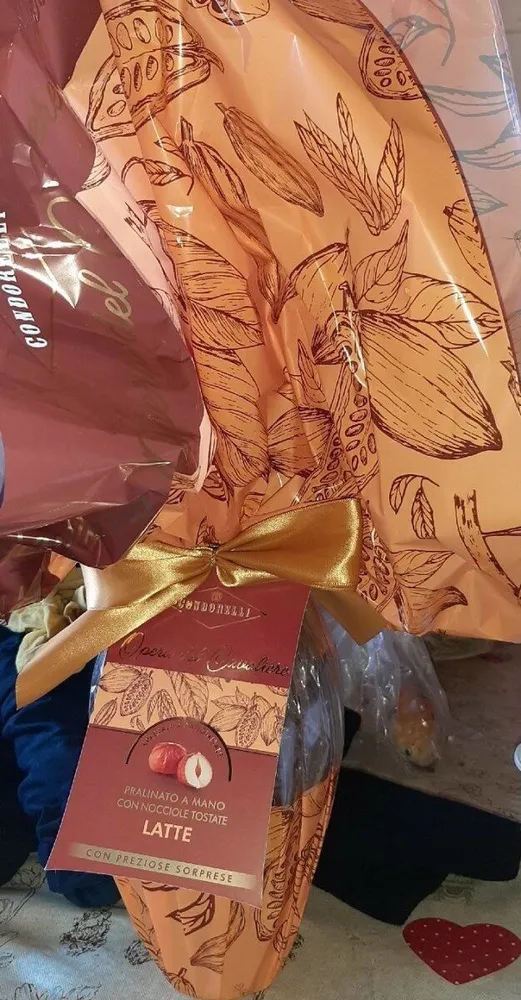 uovo di Pasqua con nocciole tostate