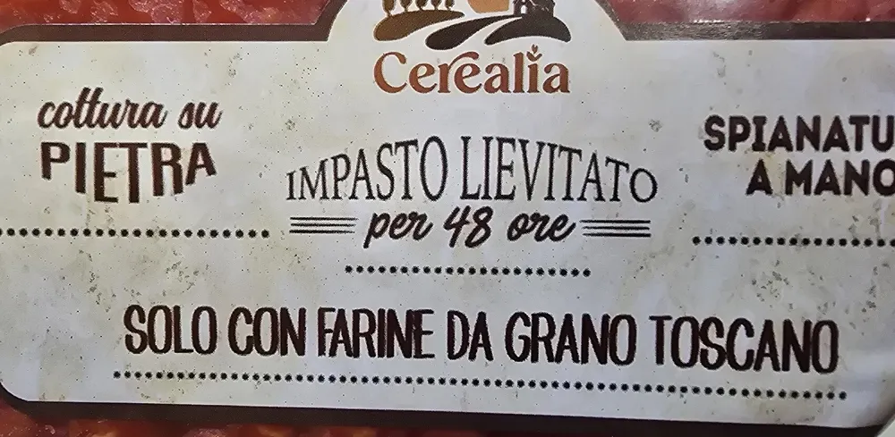 Base per pizza con pomodoro