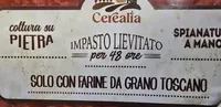 Base per pizza con pomodoro