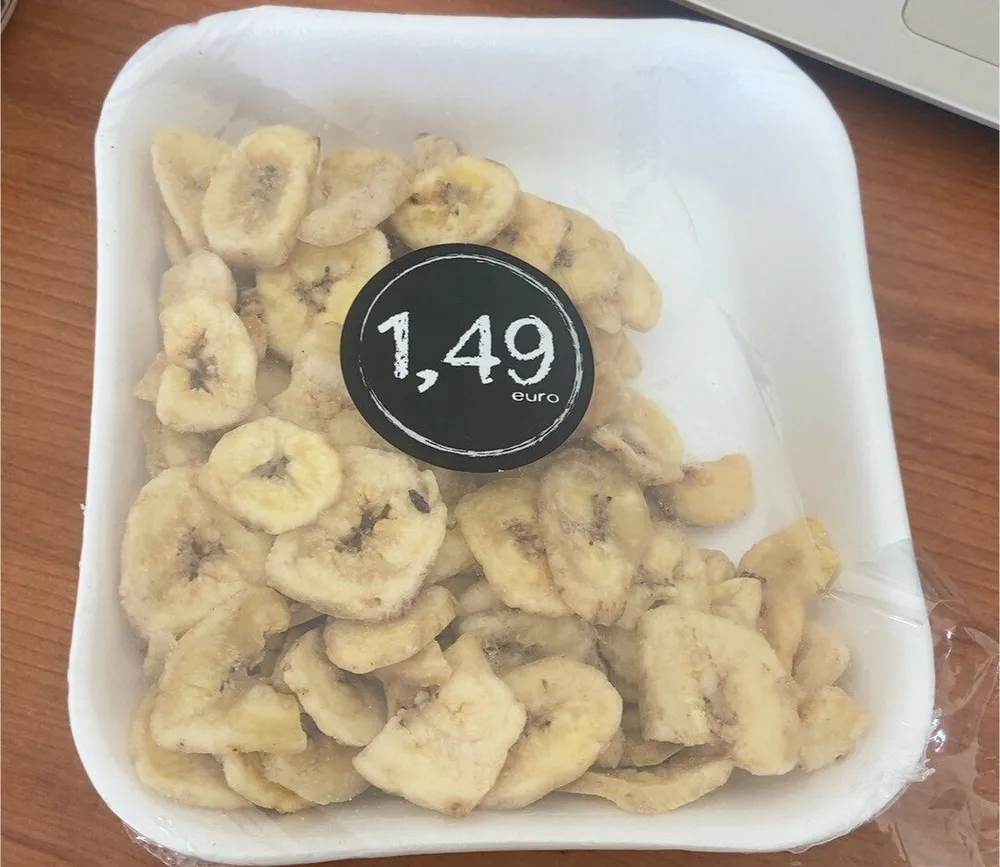 Banane essiccate in vassoio