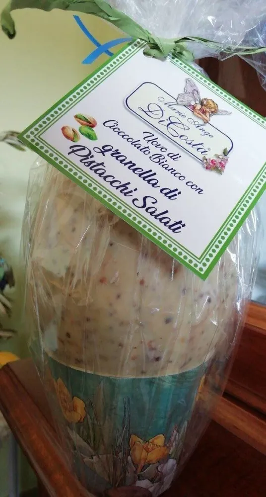 Uovo di cioccolato bianco con granella di pistacchi salati