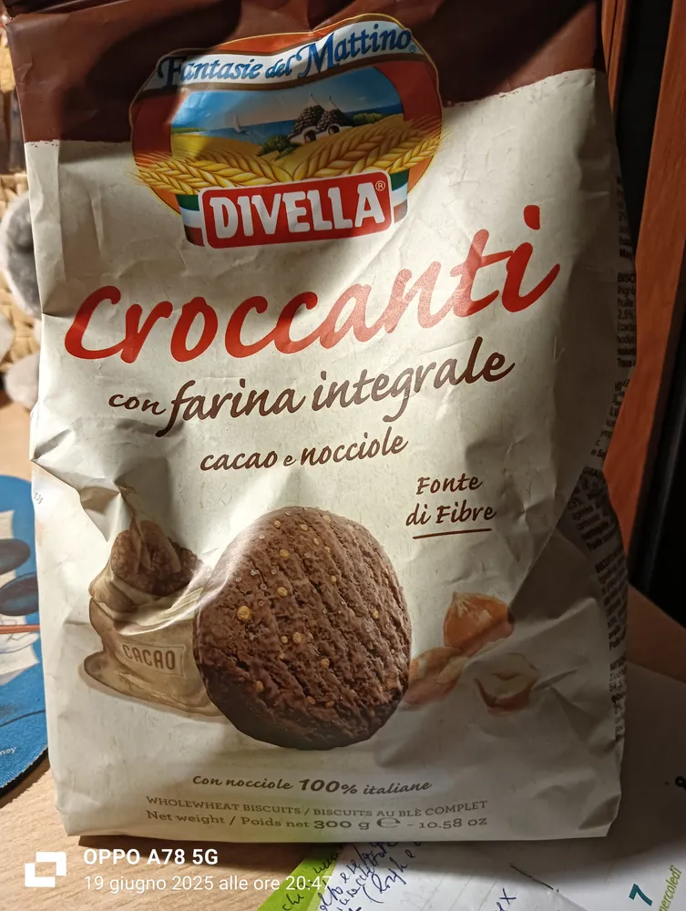 Fantasie del mattino croccanti integrali con cacao e nocciole