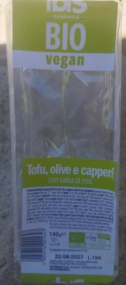 Tofu, olive e capperi con salsa di riso