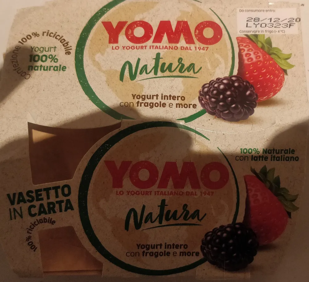 yogurt intero con fragole e more