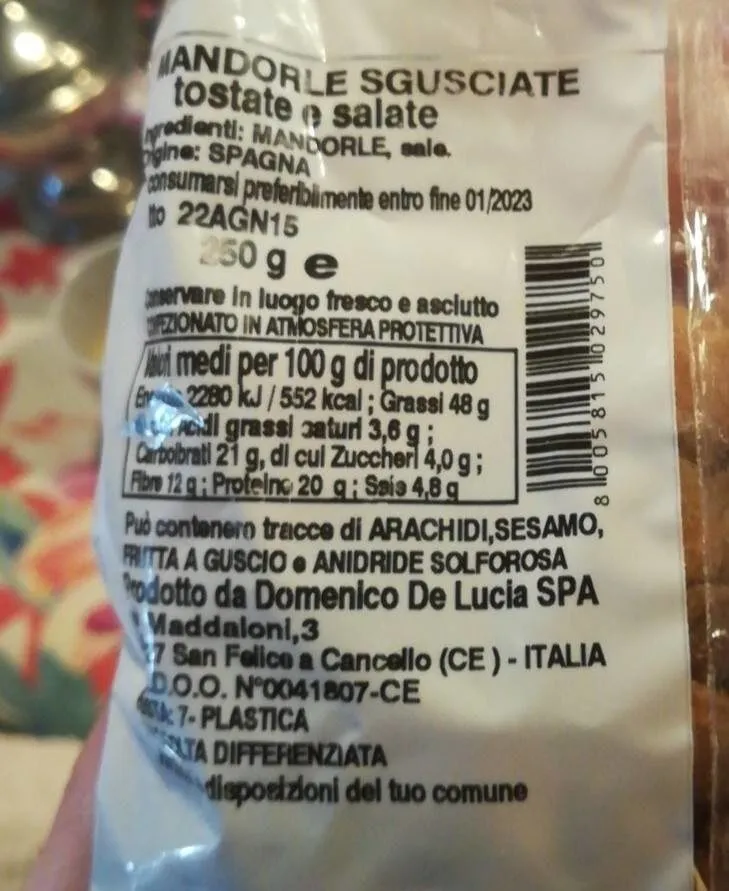 Mandorle sgusciate e salate