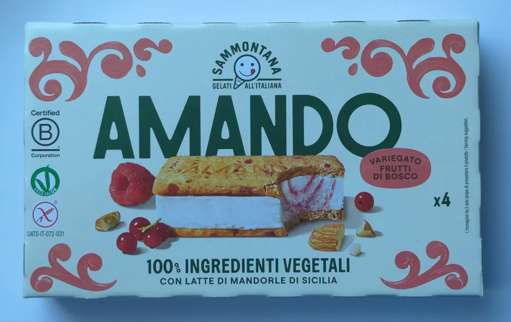 Amando biscotto gelato con frutti di bosco