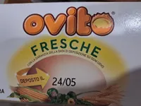 Uova fresche grandi da allevamento a terra