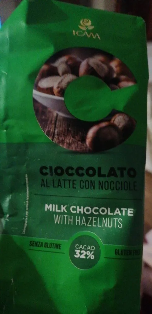 Cioccolato al latte con nocciole