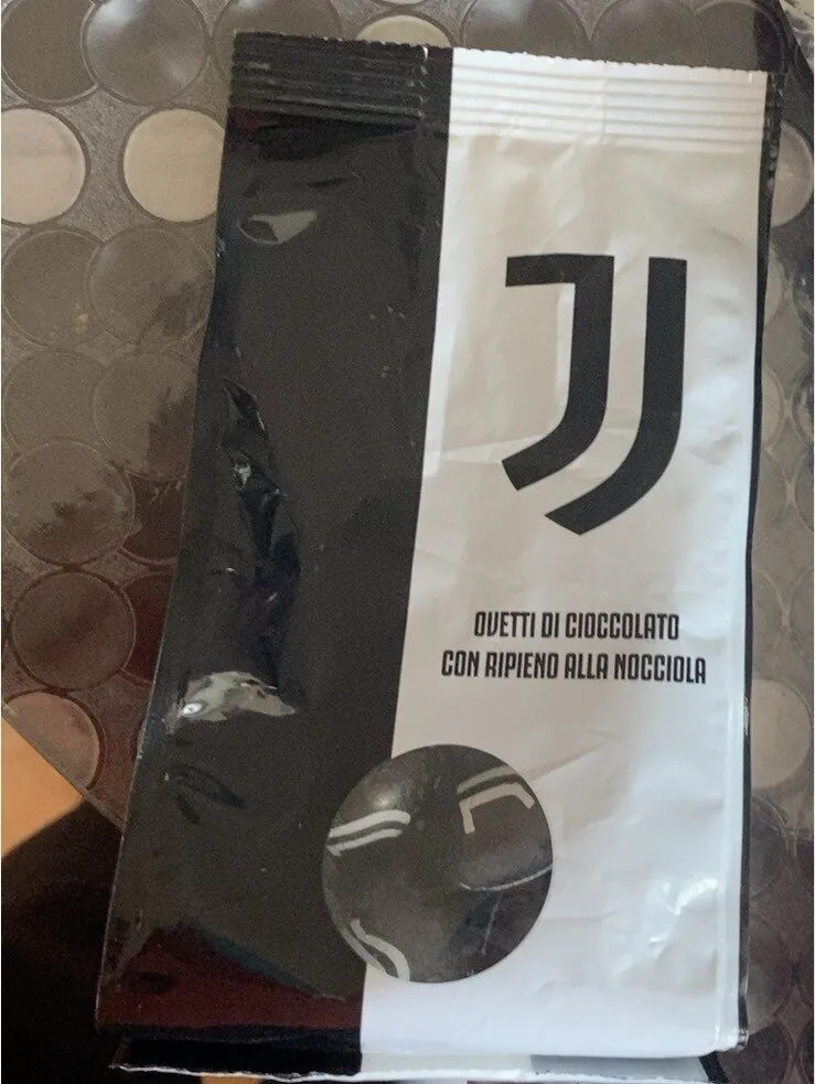 Ovetti di cioccolato con ripieno alla nocciola