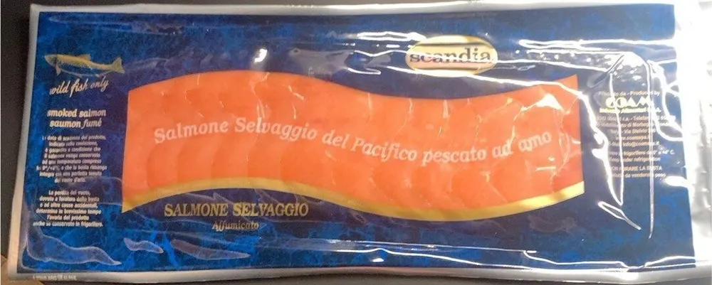Salmone selvaggio del pacifico pescato ad amo