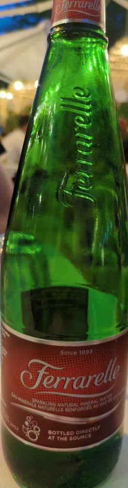 Eau minérale naturelle renforcée au gaz de la source