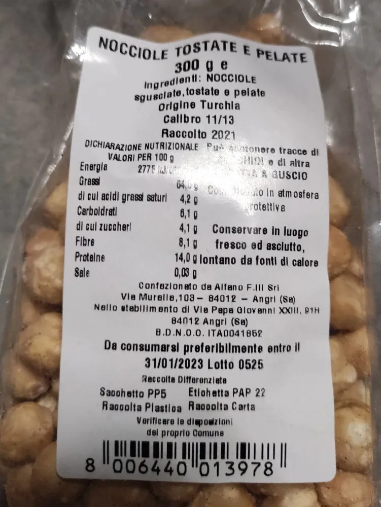 Nocciole tostate e pelate