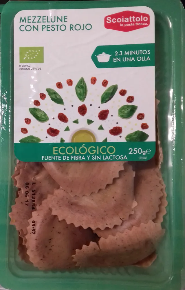 Mezzelune con pesto rojo