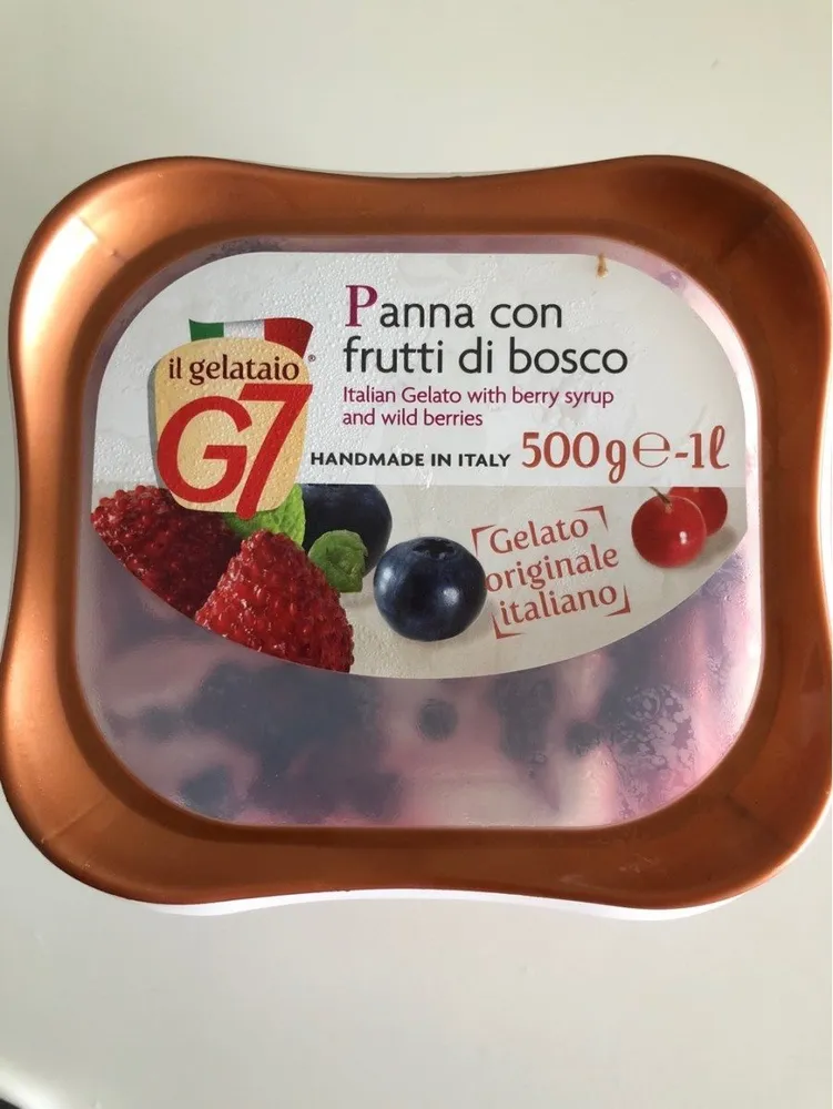 Panna con frutti di bosco