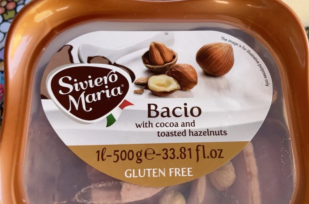 Bacio with cacao and toasted hazelnuts