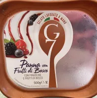 Panna con frutti di bosco con fragoline e frutti di bosco