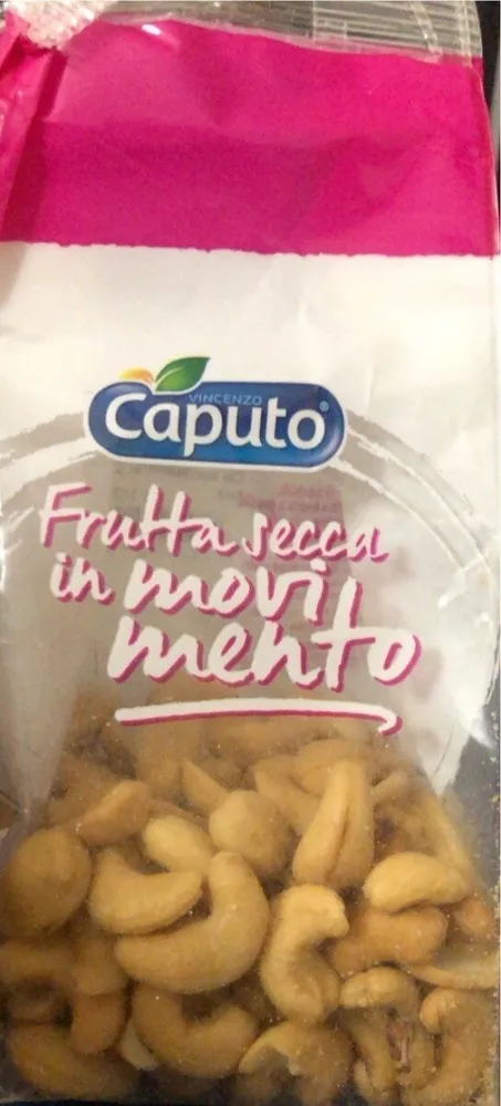 Anacardi frutta secca in movimento