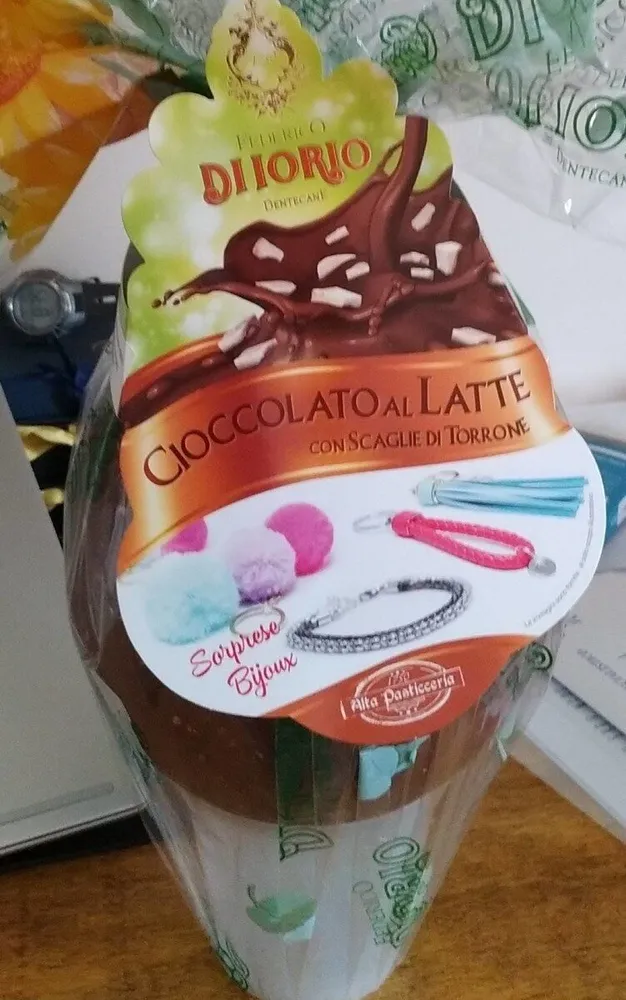 Uovo cioccolato al latte con scaglie di torrone