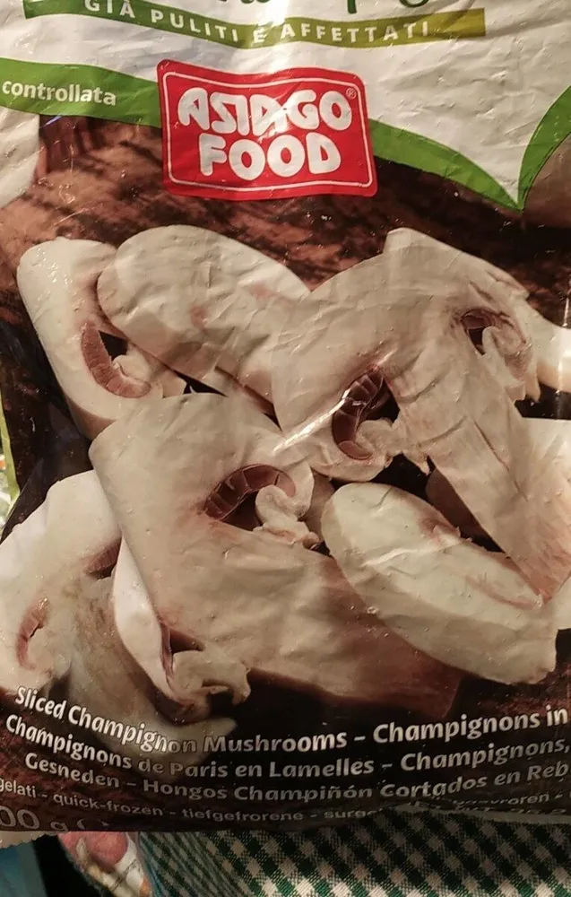 fignhi champignons già puliti e affettati