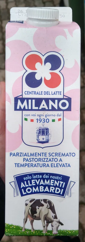 Latte italiano parzialmente scremato
