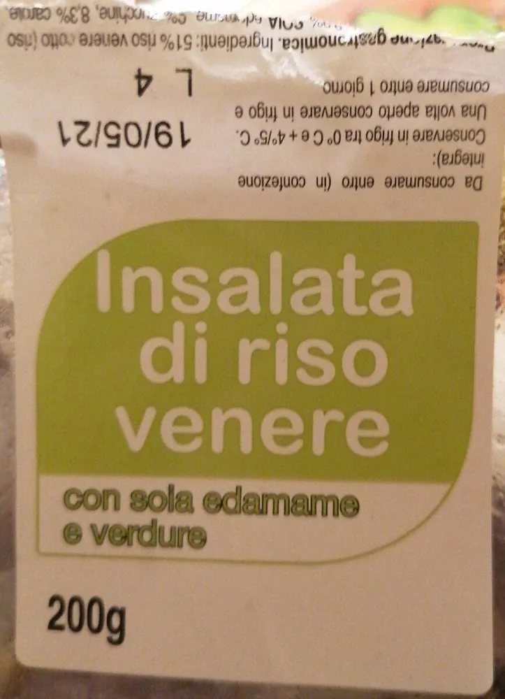 Insalata di riso venere con soia edamame e verdure