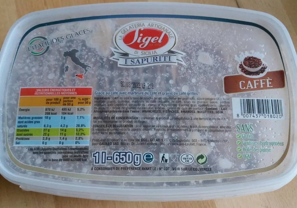 Glace au café avec marbrure de café et grains de café grillés