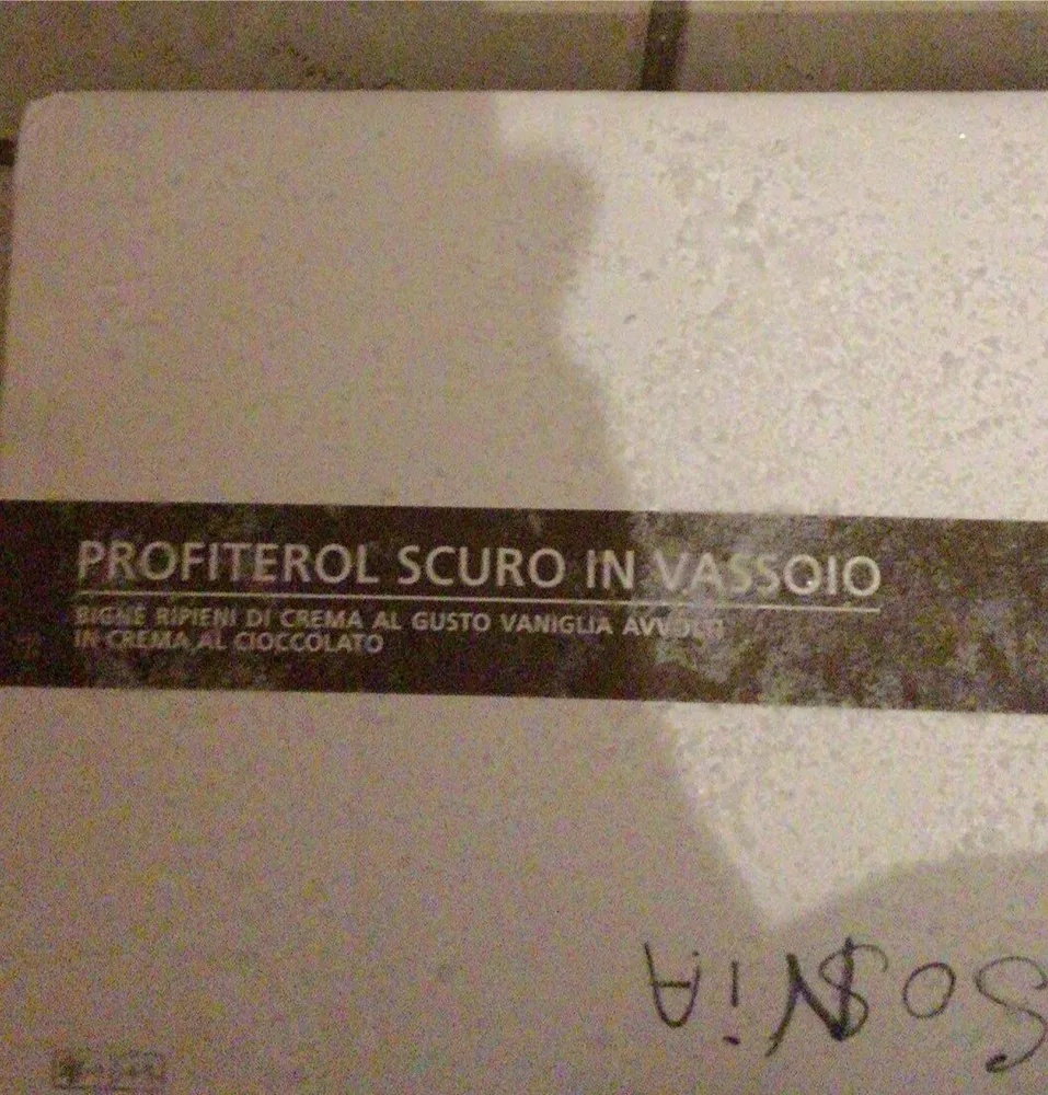 Profiterol scuro in vassoio