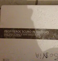 Profiterol scuro in vassoio