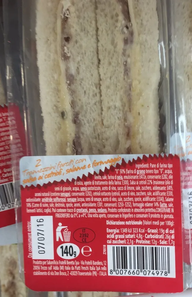 tramezzini farciti con salsa ai cetrioli, salame e formaggio