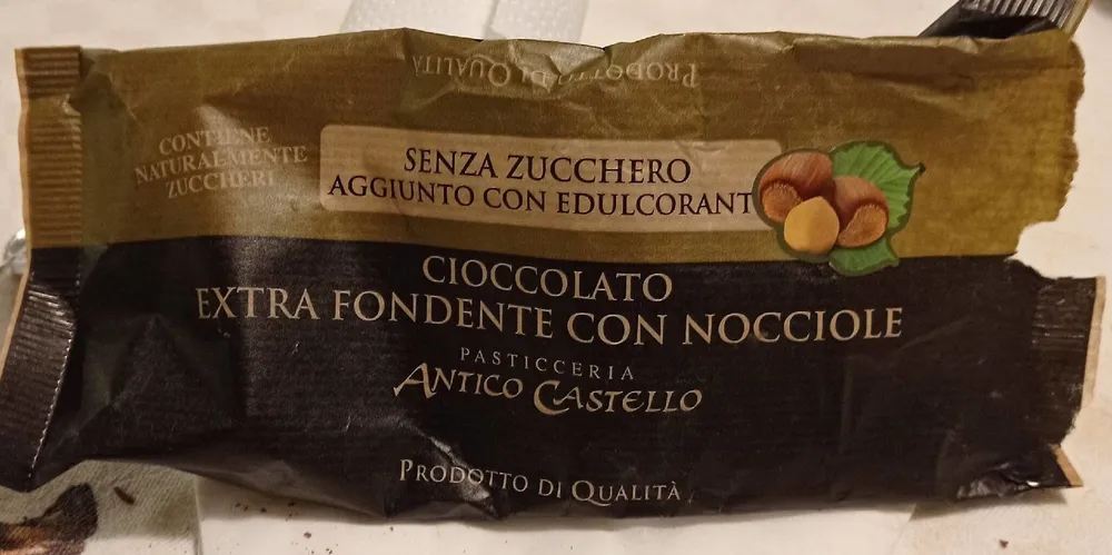 Cioccolato extra fondente con nocciole