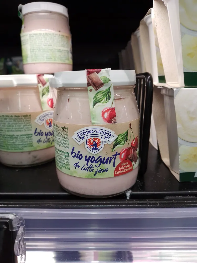 Organic whole milk yogurt from Haymilk TSG - 150g - cherry and chocolate splits