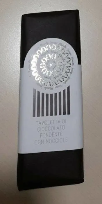 Tavoletta cioccolato fondente con nocciole