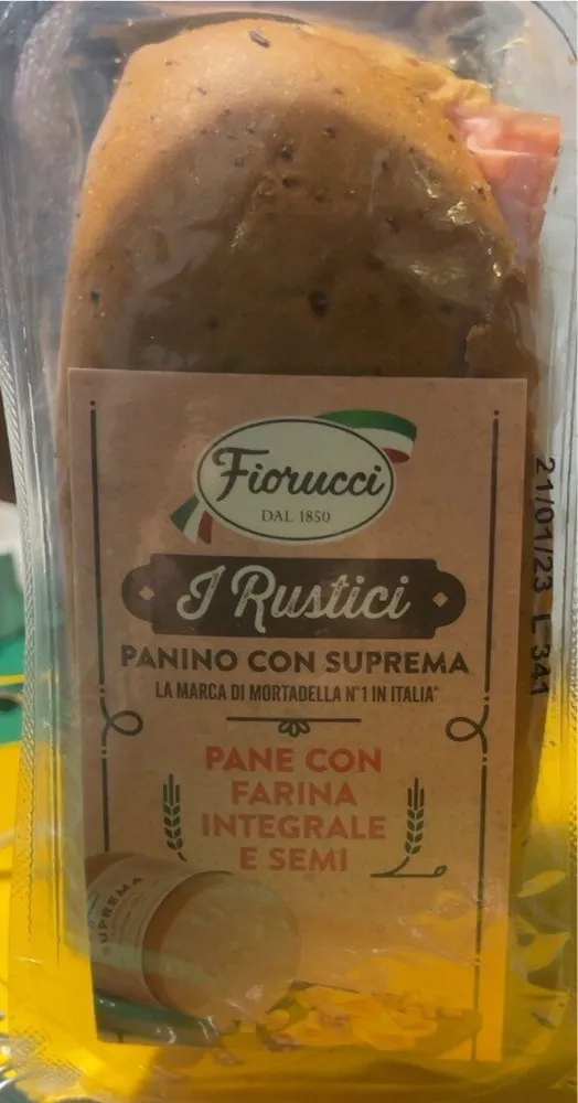 Pane con farina integrale e semi farcito con mortedella Suprema
