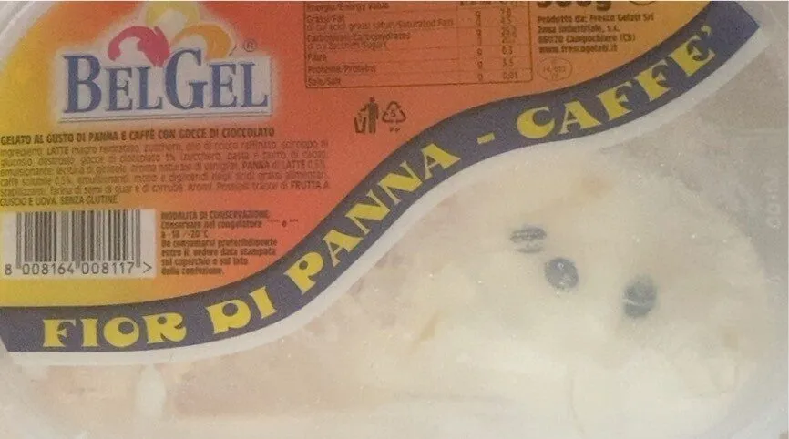 Gelato al gusto di panna e caffè con gocce di cioccolato