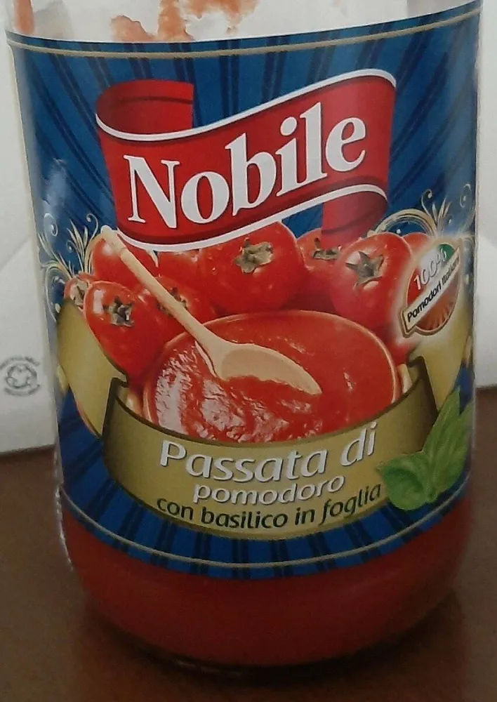 Passata di pomodoro con basilico in foglia