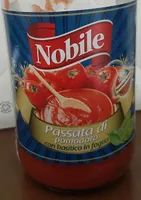 Passata di pomodoro con basilico in foglia