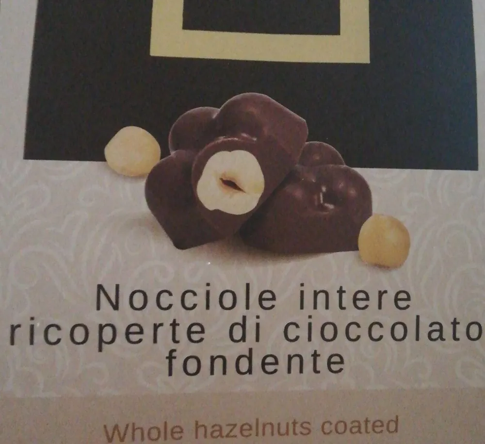 Nocciole intere ricoperte di cioccolato fondente