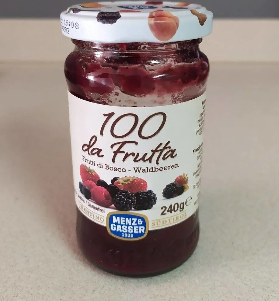 Preparazione di frutta con frutti di bosco
