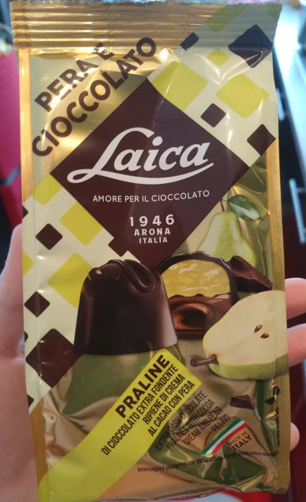 Praline di cioccolato extra fondente ripiene di crema al cacao con pera