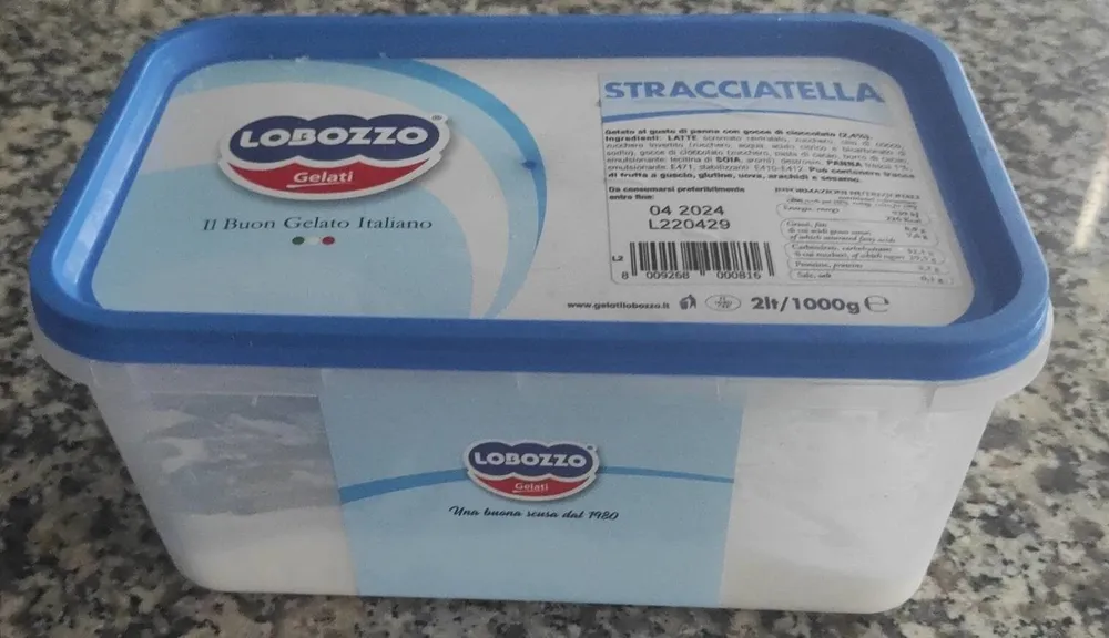 Gelato al gusto di panna con gocce di cioccolato