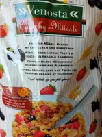 Muesli croccante ai frutti di bosco con fragole e lamponi