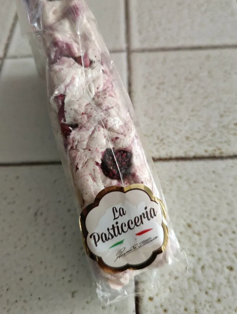 Torrone tenero variegato con crema e frutti di bosco.