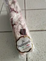 Torrone tenero variegato con crema e frutti di bosco.
