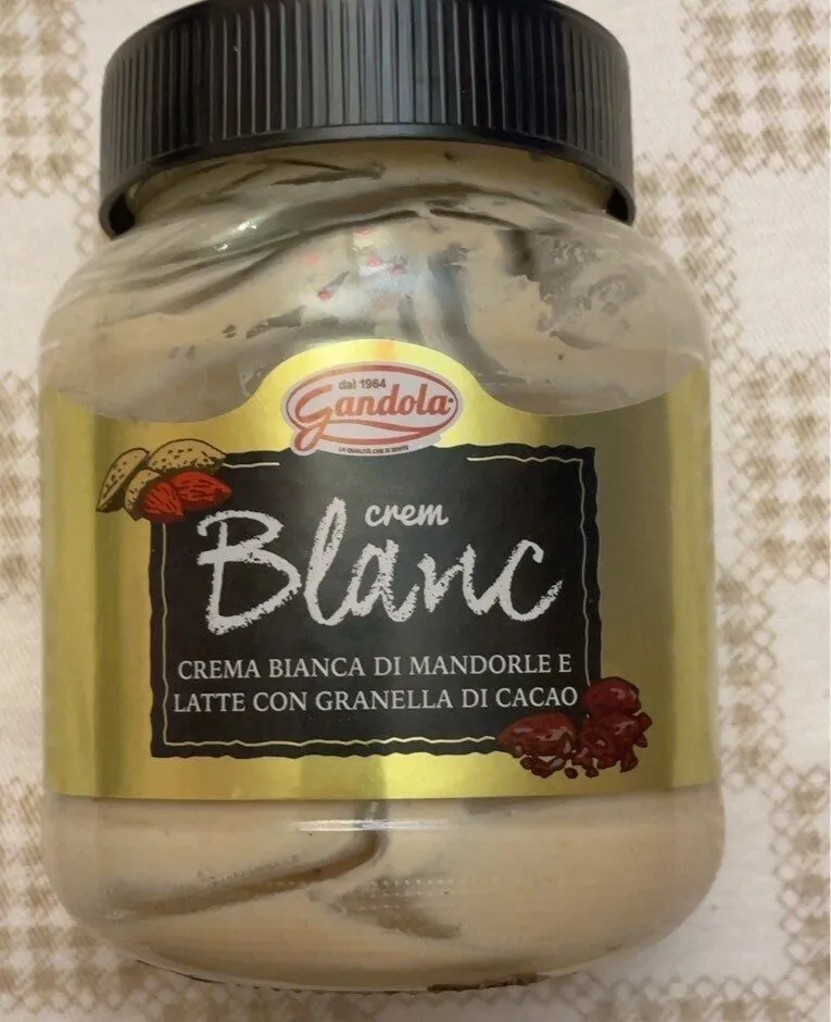 Crema bianca di mandorle e latte con granella di cacao