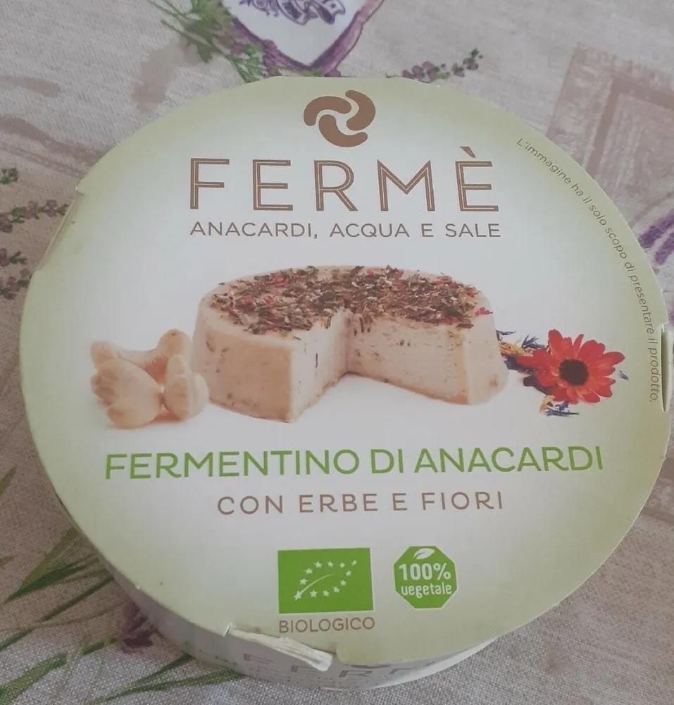 Fernmentino di anacardi con erbe e fiori