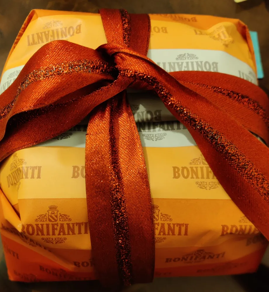 Panettone glassato alle nocciole e mandorle intere