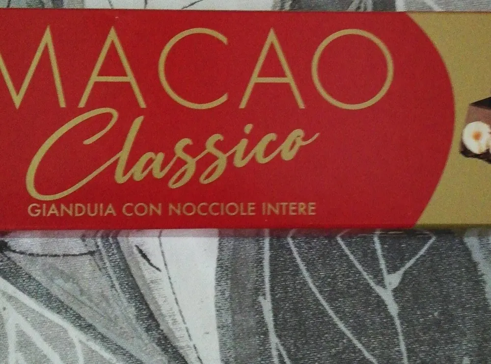 Gianduia con nocciole intere