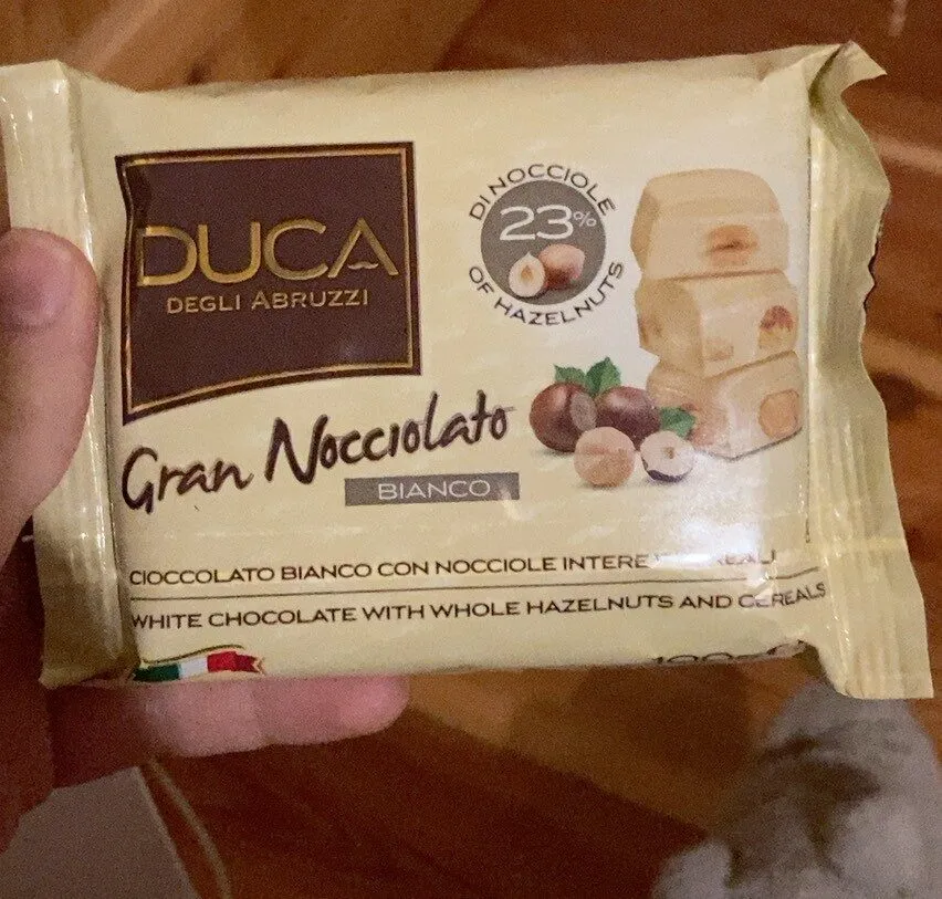cioccolato bianco con nocciole intere e cereali